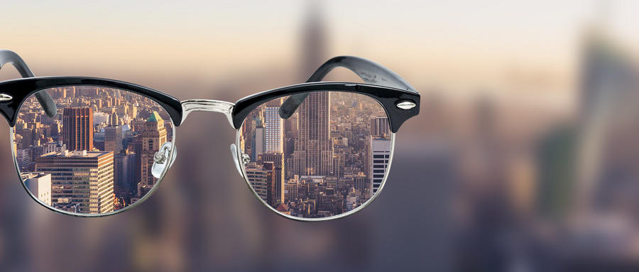 高度近視是由什么原因引起的？