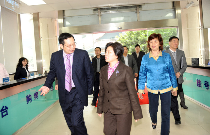 2010年3月，副省長(cháng)陳樺來(lái)我院調研參觀(guān)