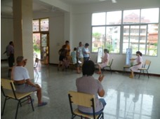 醫(yī)療隊護士在為村民檢查視力